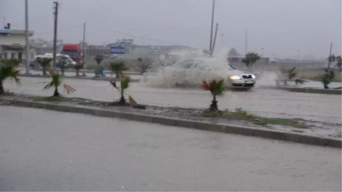 Sağanak Yağış Hatay\'ı Vurdu