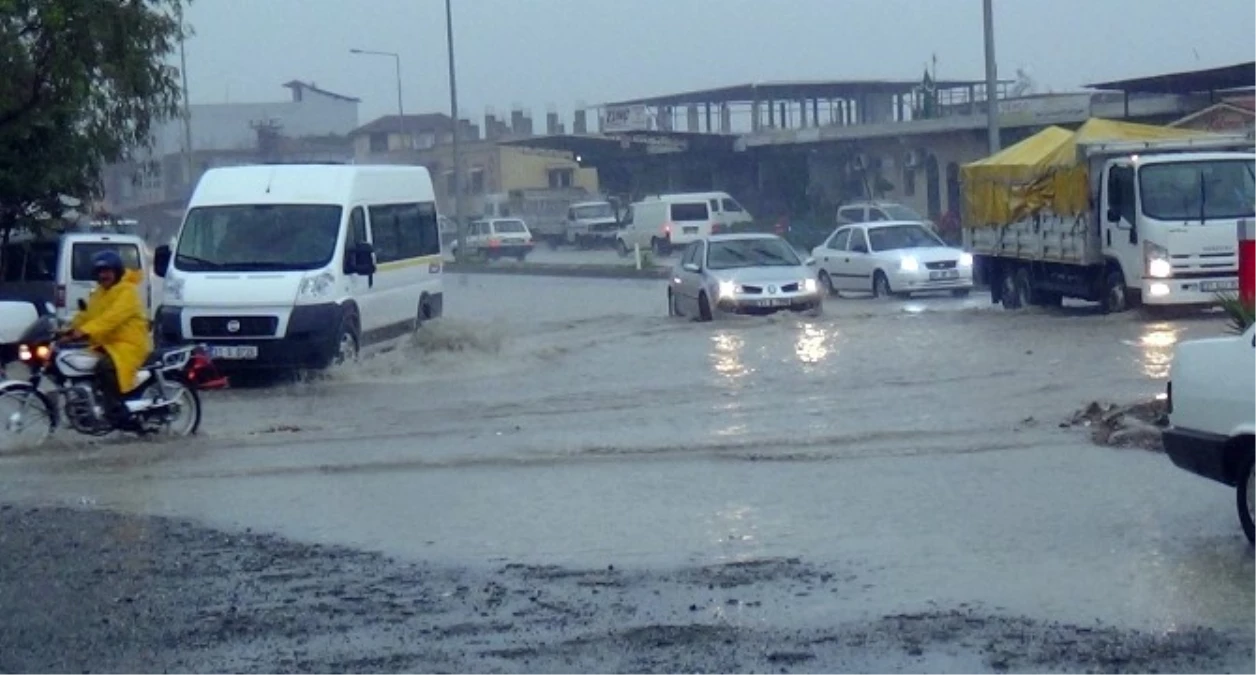 Hatay\'da Şiddetli Yağış: Cadde ve Sokaklar Sular Altında
