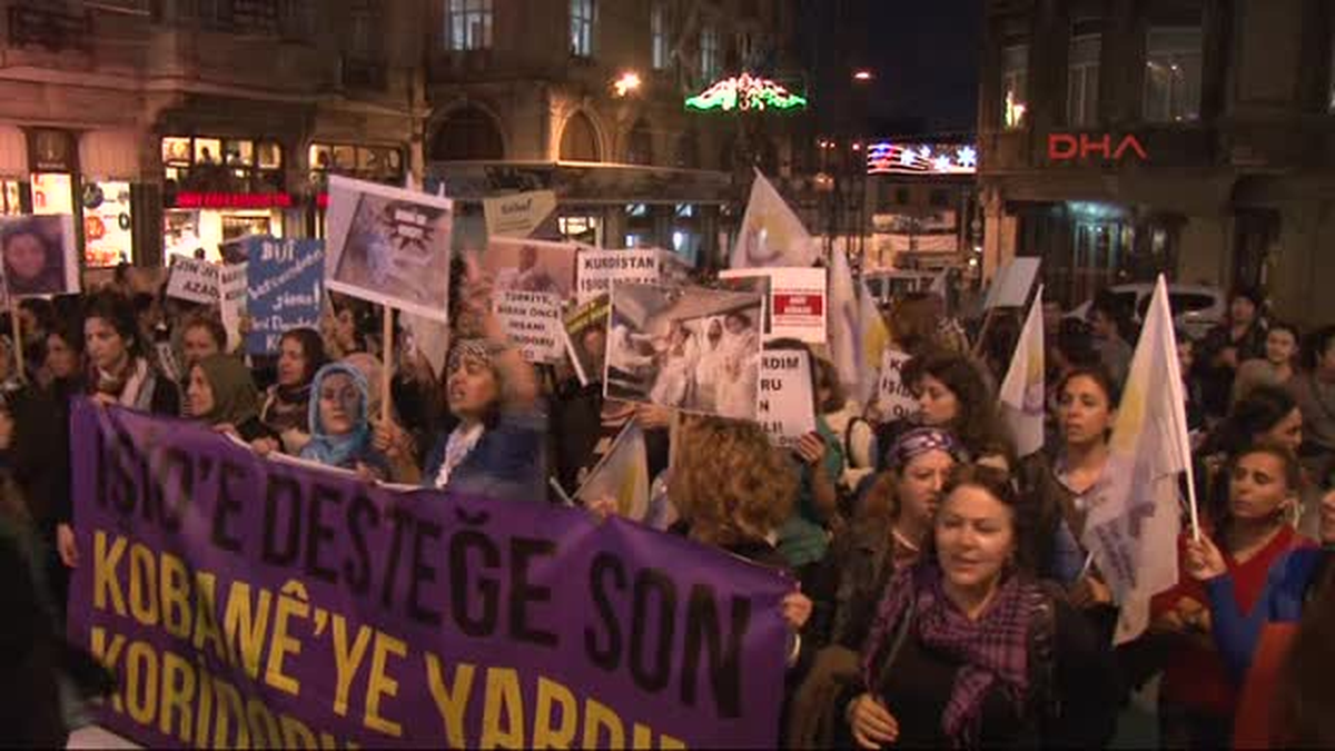 Taksim\'de Kadınlardan Kobani Eylemi