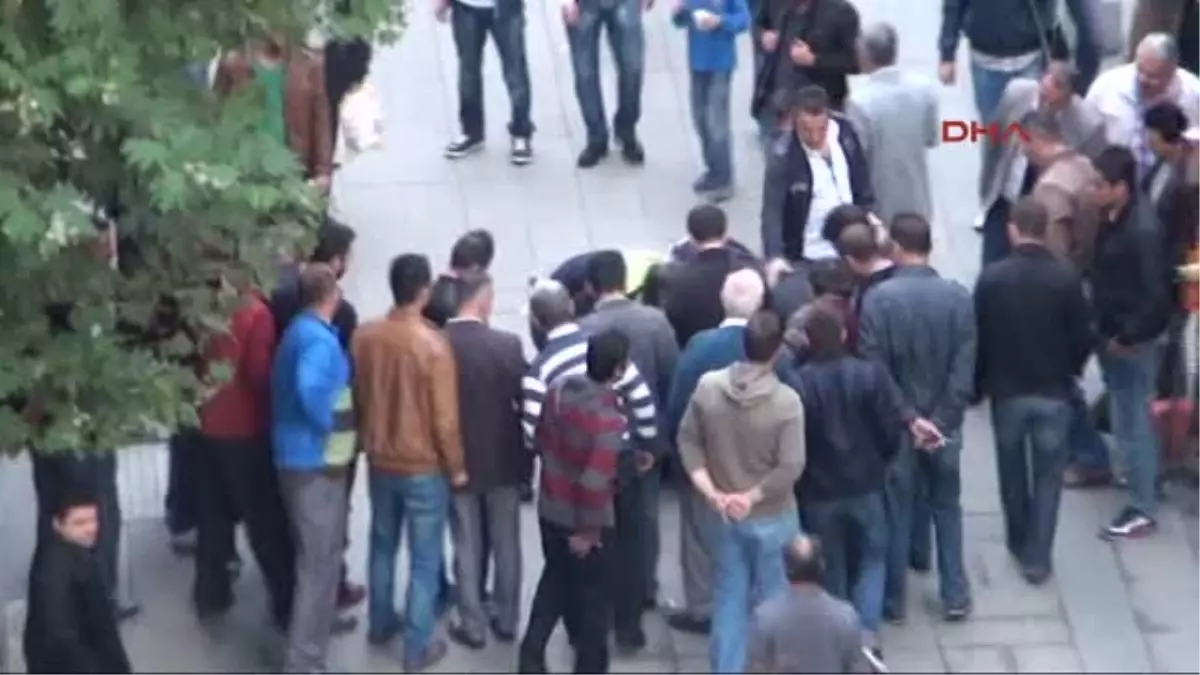 Kızlara Laf Atıp, Polis Yumruklayan Saldırgana Meydan Dayağı