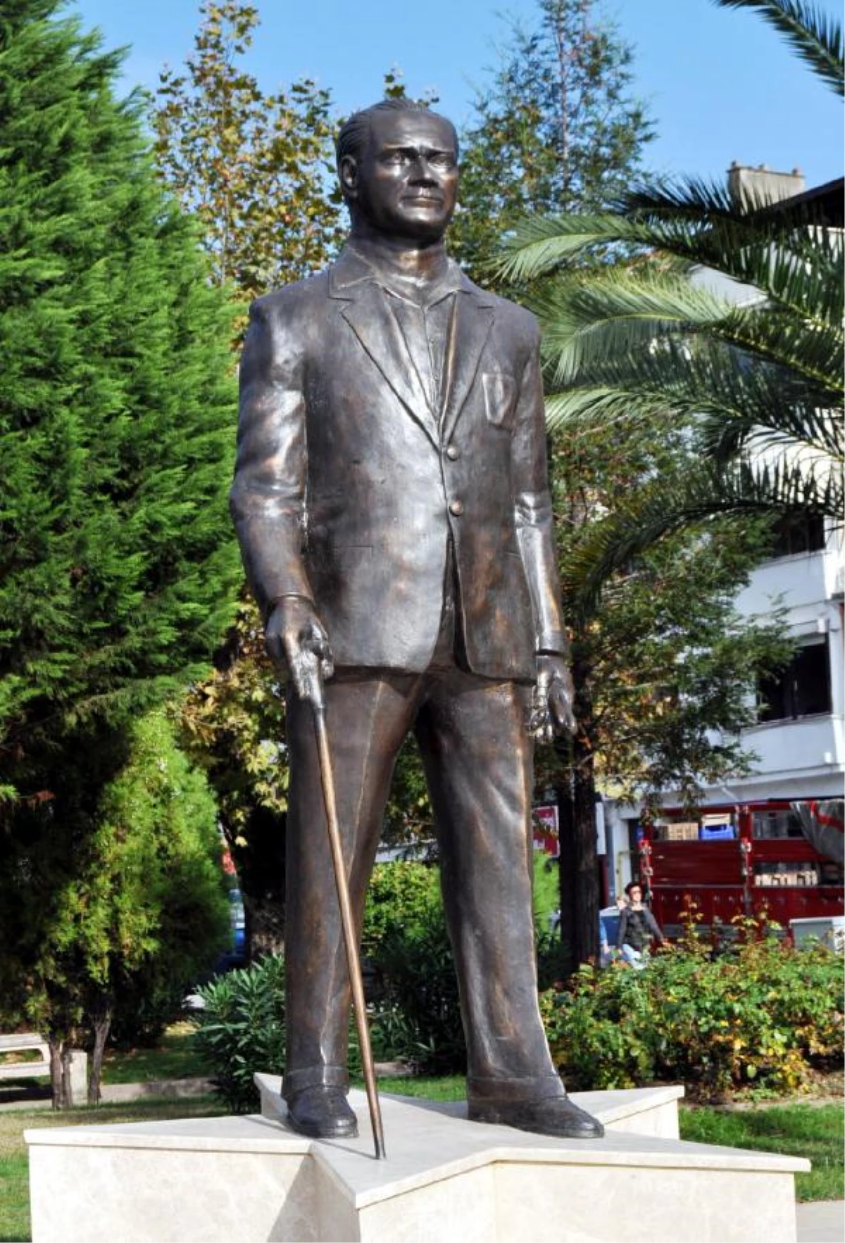 Karamürsel İlçesinde Yeni Yaptırılan Atatürk Heykeli Tartışma Yarattı