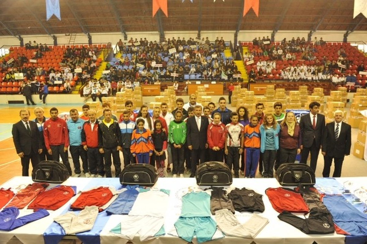 Kütahya\'da Amatör Spor Kulüplerine Malzeme Yardımı