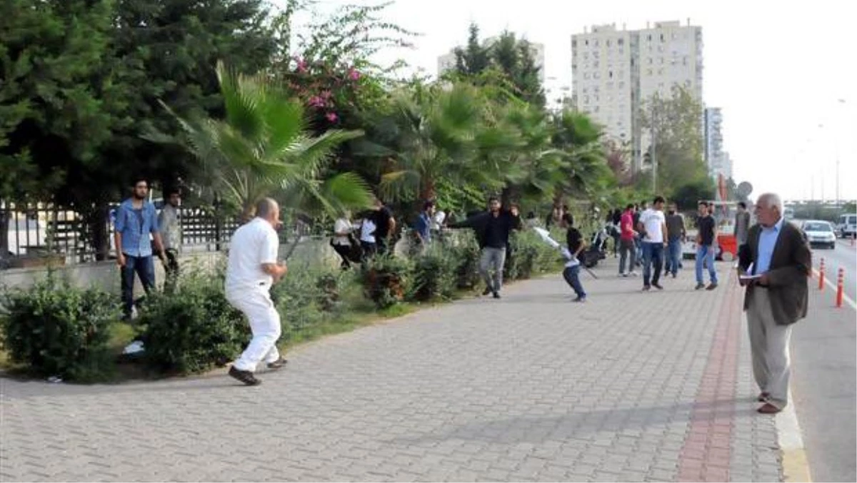 Öfkeli Vatandaş Eylemcileri Bekleyenlere Kılıçla Saldırdı