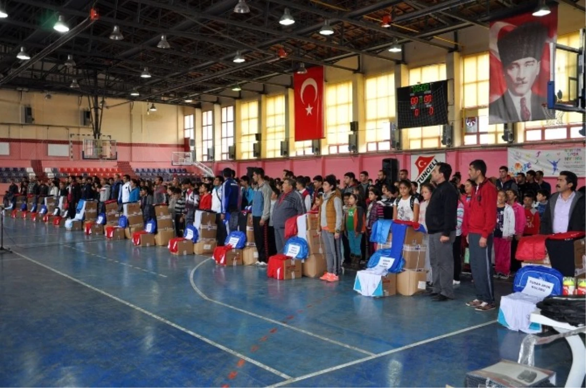 Tunceli\'de Spor Kulüplerine Malzeme Yardımı