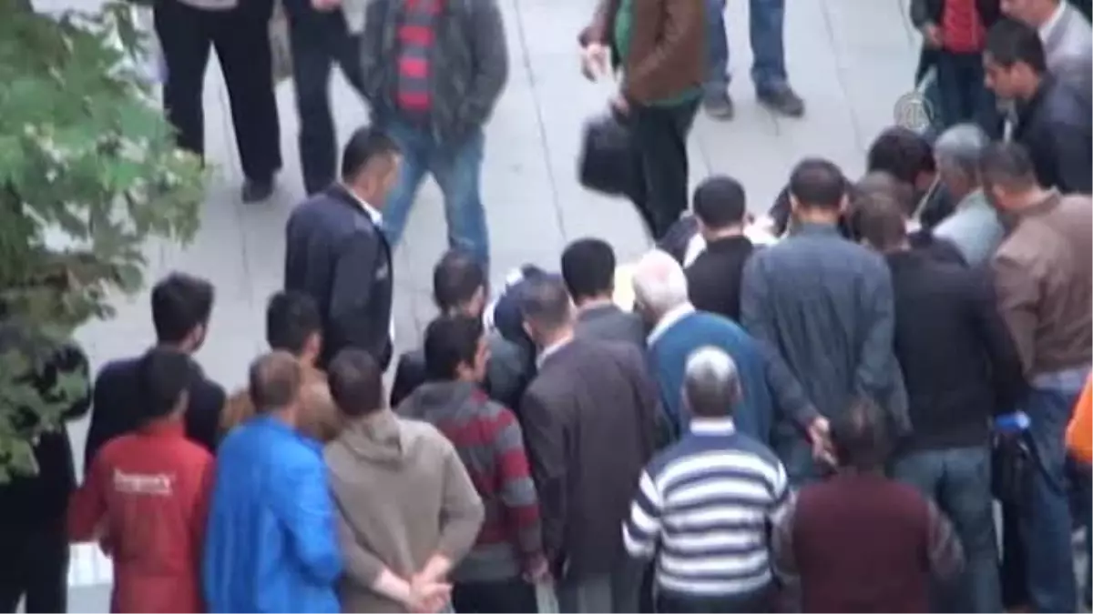 Yolda Yürüyen Kızı Tokatladı, İki Polisi Yaraladı