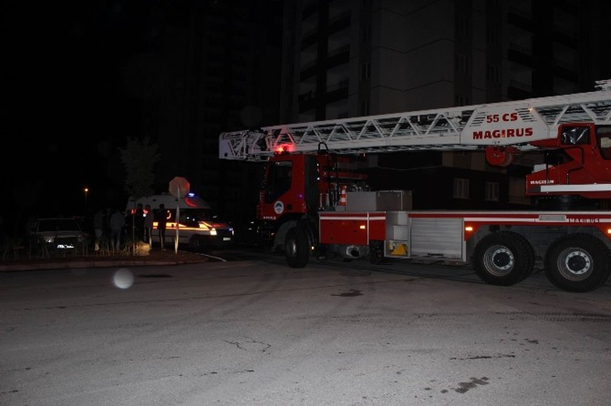 Kayseri\'de 15 Katlı Binada Çıkan Yangın Korkuttu