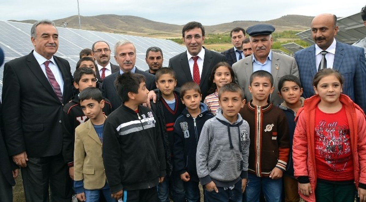 Bakan Yılmaz, \'Güneş Enerjisinden Elektrik Üretimi\' Projesini İnceledi