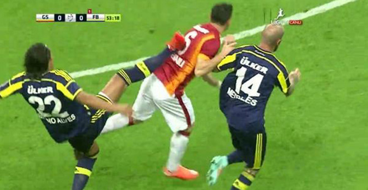 Bruno Alves, Derbide Kırmızı Kart Gördü