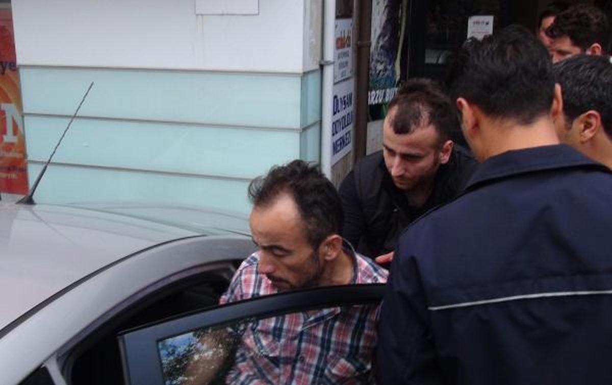 Çorlu\'da Eşine Kızdı, Çatıya Çıktı