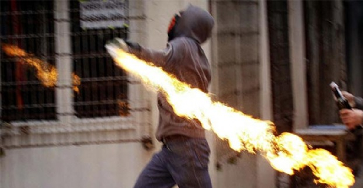 Cizre\'de Parti Binasına Molotoflu Saldırı