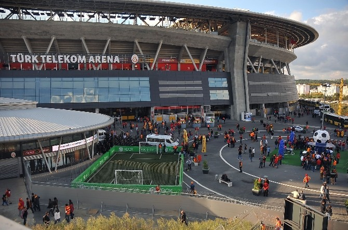 Galatasaray ve Fenerbahçe Kafilesi Stada Giriş Yaptı