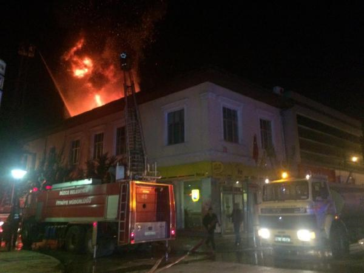 Düzce\'de 4 Binanın Çatısı Yandı