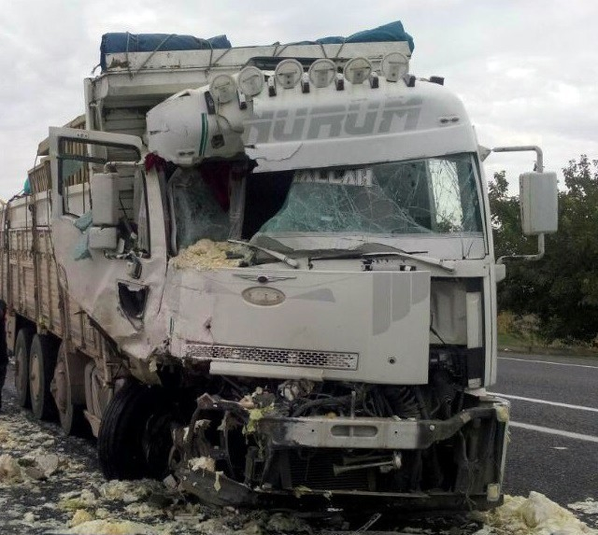 Elazığ\'da Kamyon ile Kamyonet Çarpıştı: 2 Yaralı