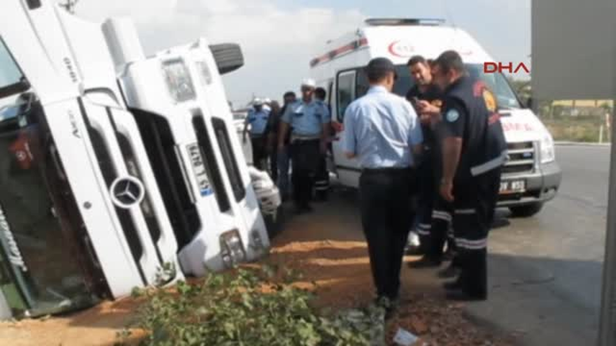 Et Yüklü Tır Virajda Devrildi 1 Yaralı