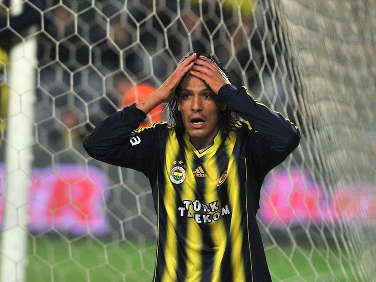 Fenerbahçe 10 Kişi... Alves Atıldı!