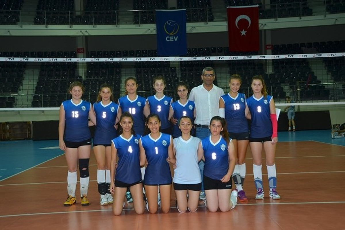 Foça Belediye Spor Genç Bayan Voleybol Takımı İlk Maçında Galip