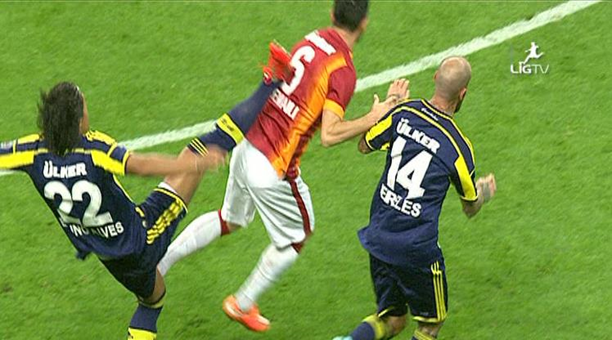Galatasaray Fenerbahçe Derbisinde Alves'in Gördüğü Kırmızı Kart