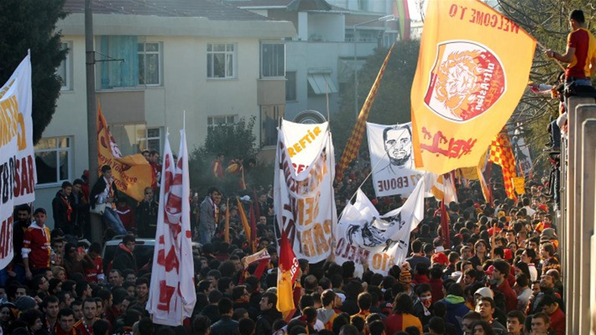 Galatasaray\'ın Fenerbahçe Galibiyetini Taraftarlar Florya\'da Kutladı