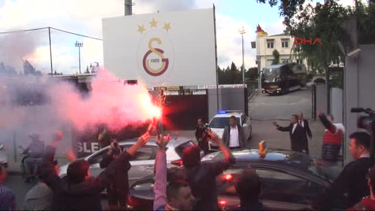 Galatasaray ve Fenerbahçe\'yi Derbi Maçına Taraftarları Uğurladı