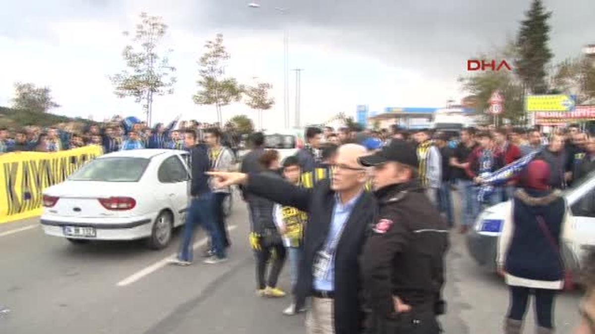 Galatasaray ve Fenerbahçe\'yi Derbi Maça Taraftarları Uğurladı