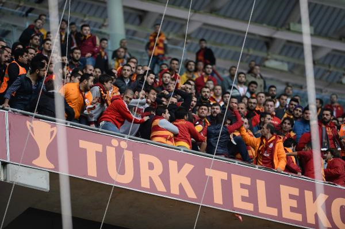 Galatasaraylı Taraftarlar, Fenerbahçe Maçı Öncesinde Kavga Etti