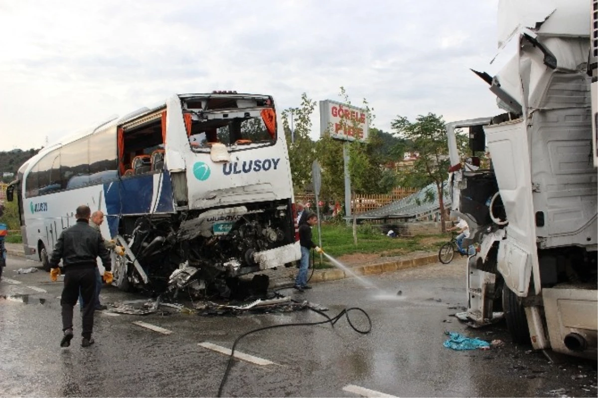 TIR\'ın Arkadan Çarpıp Hurdaya Çevirdiği Otobüste Şans Eseri Ölen Olmadı