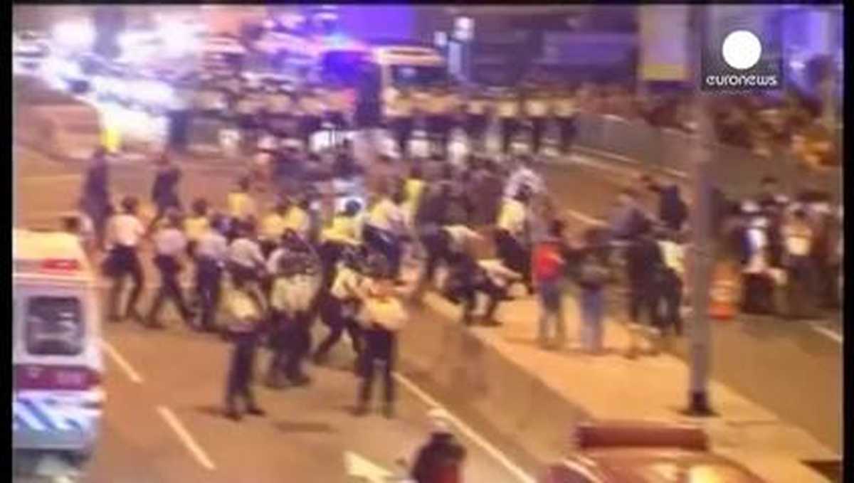 Hong Kong\'da Göstericilerle Yetkililer Bir Araya Geliyor