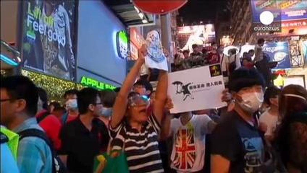 Hong Kong\'daki Protestocular Geri Adım Atmıyor