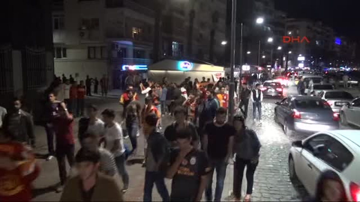 İzmir\'de Galibiyet Sevinci