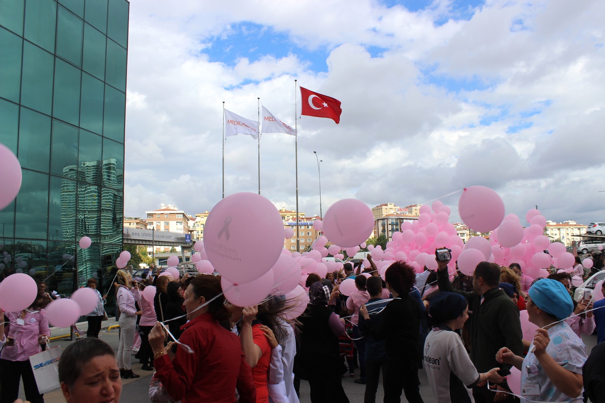 Kadınlar Meme Kanserine Karşı 1000 Balon Uçurdu