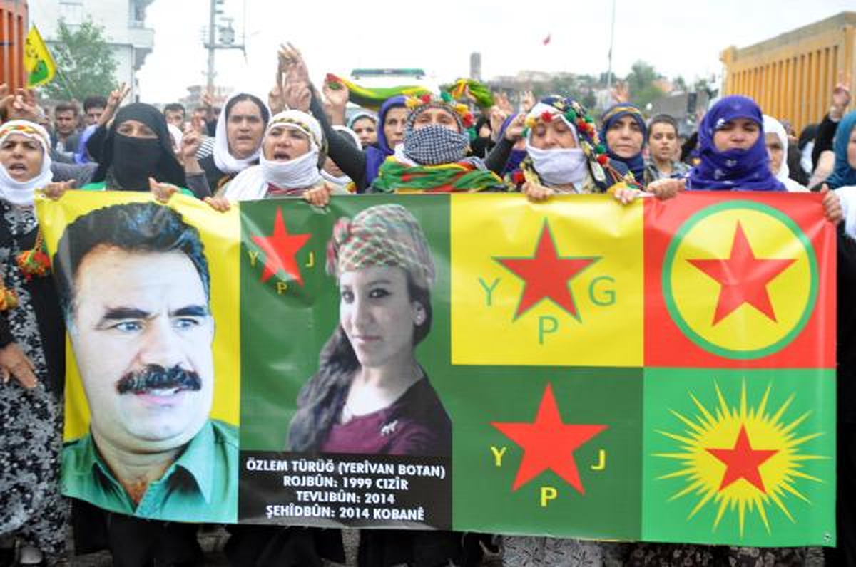 Kobani'de Çatışmada Ölen Özlem'in Tabutunu Kadınlar Taşıdı