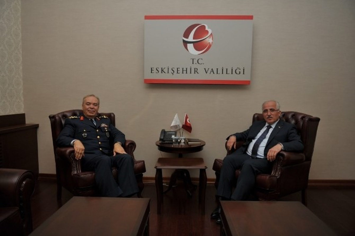 Orgeneral Ünal\'dan Vali Tuna\'ya Nezaket Ziyareti