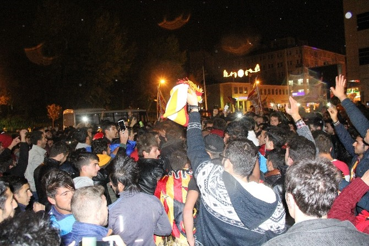 Erzurum\'da Sarı-Kırmızılıların Yağmur Altında Derbi Coşkusu
