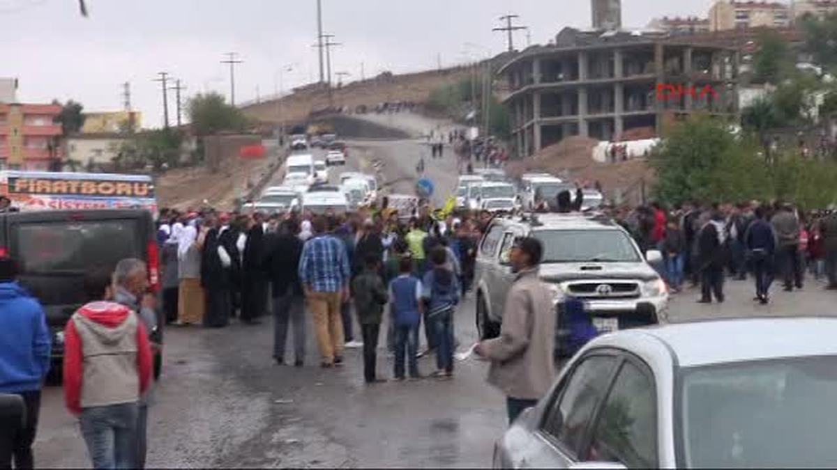 Kobani\'de Çatışmada Ölen Özlem\'in Tabutunu Kadınlar Taşıdı