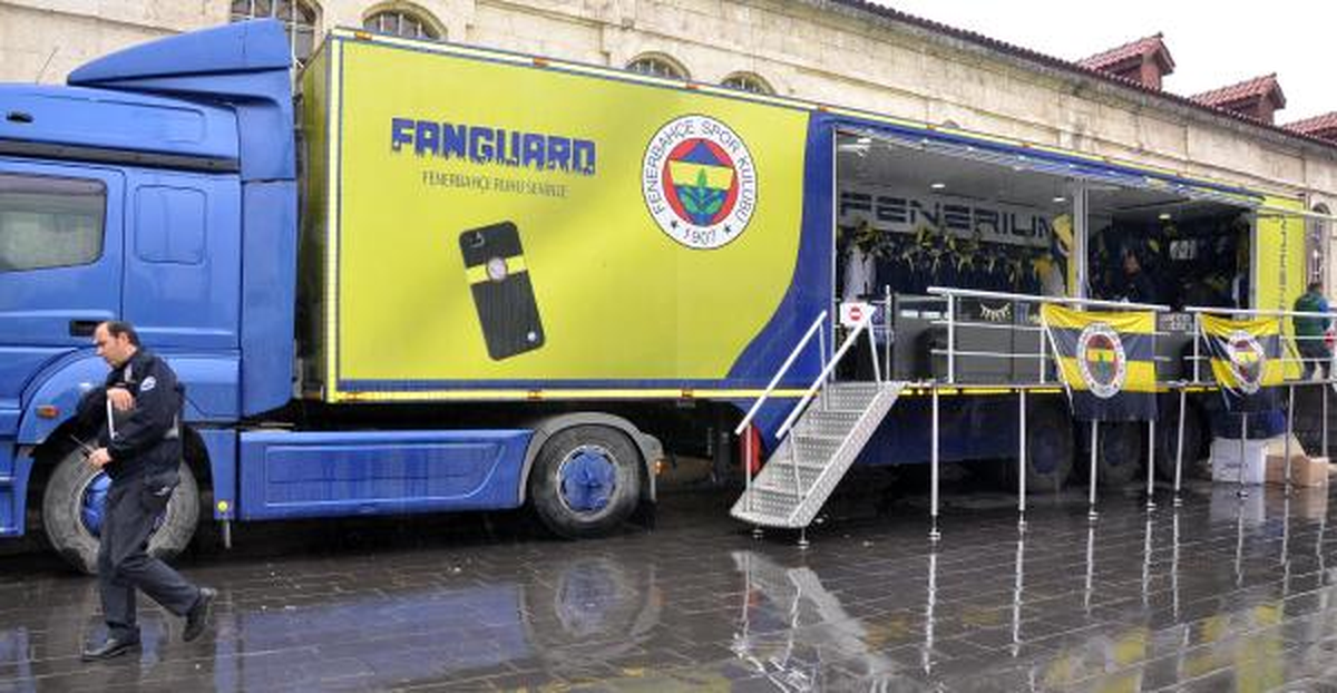 Sivas\'ta Fenerium Tırı\'na Boyalı Saldırı