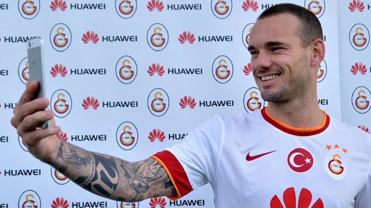 Sneijder Çatıda Futbol Oynuyor