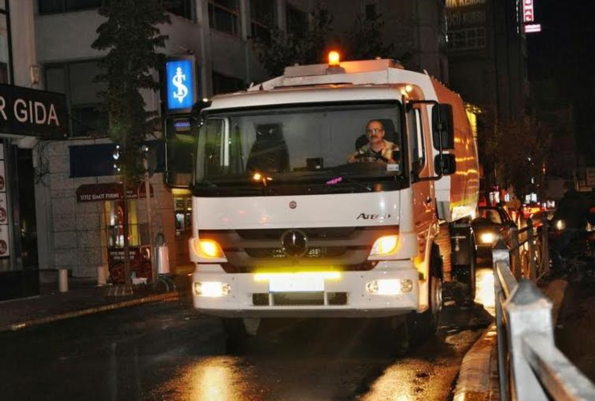 Süleymanpaşa Belediyesi, Caddeleri Yıkamaya Devam Ediyor