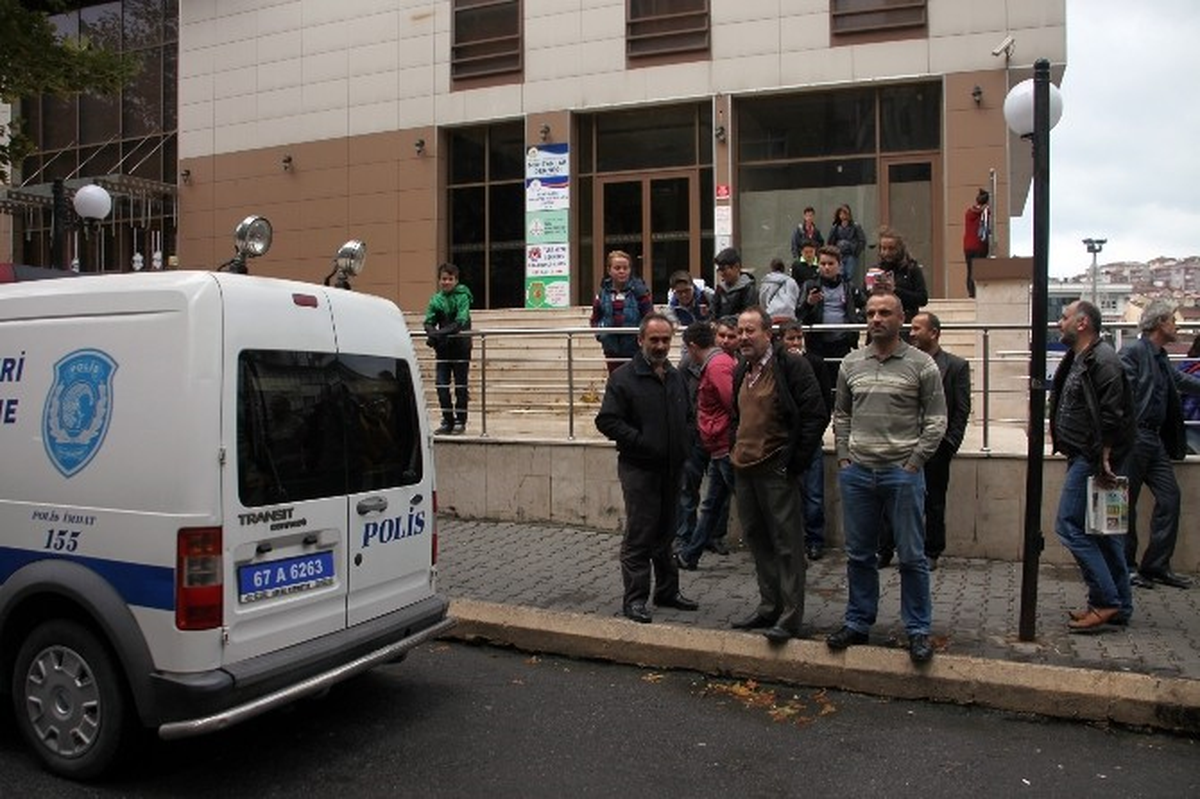 Şüpheli Valiz Polisi Alarma Geçirdi
