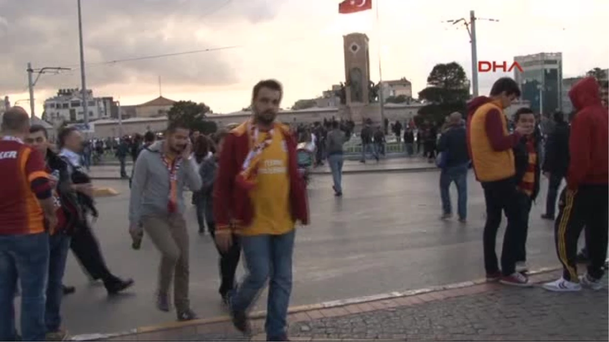 Taksim Meydanı\'nda Galatasaray Taraftarı Yoğunluğu