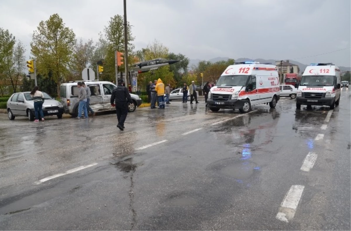 Osmancık\'ta Yaralı Taşıyan Ambulans Kaza Yaptı: 4 Yaralı
