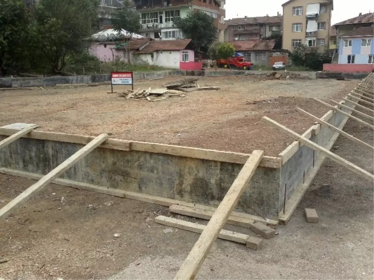 İzmit Yenidoğan\'a Futbol Sahası Yapılıyor