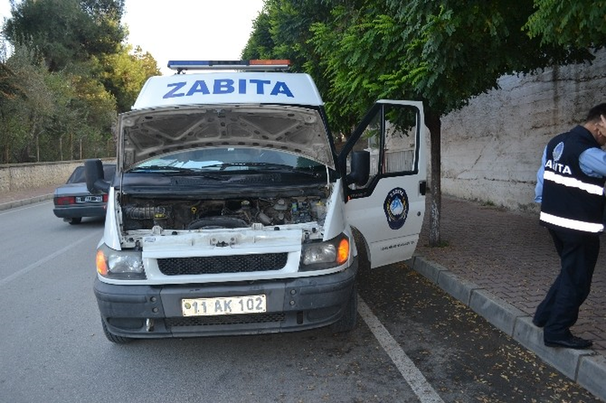 Zabıta Müdürlüğü Minibüsü Yüksek Tempoya Dayanamadı