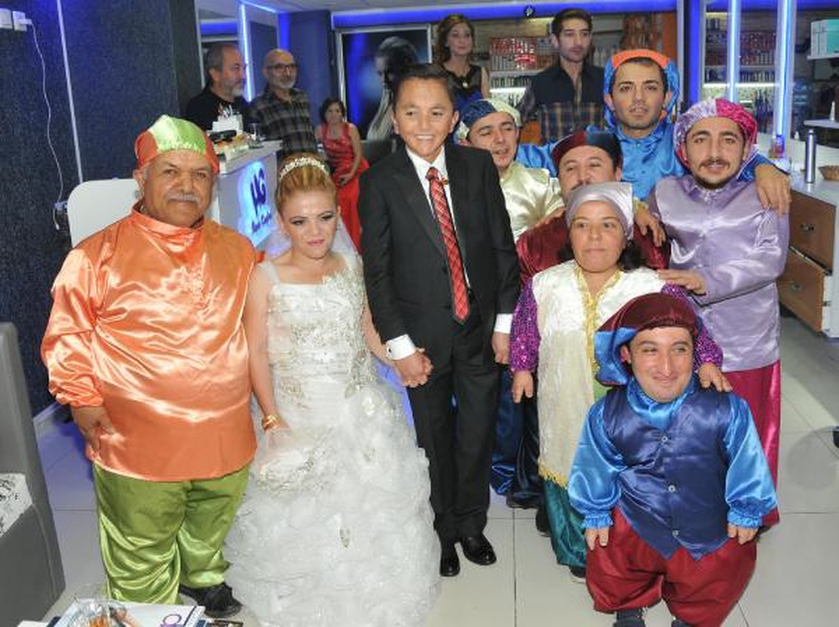 7 Cüceler\'in \'Meraklısı\'na Kıbrıs\'tan Gelin Geldi