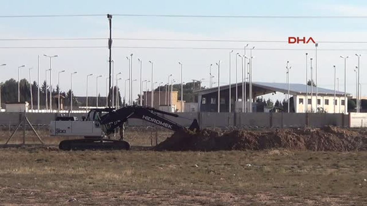 Akçakale\'nin Suriye Sınır Hattına Hendek
