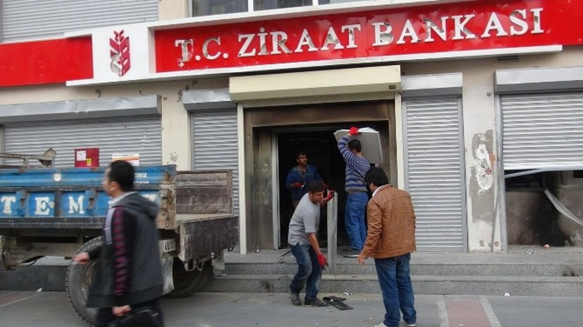 Batman\'da 4 Atm\'si ile Birlikte Yanan Ziraat Bankası Tadilata Alındı