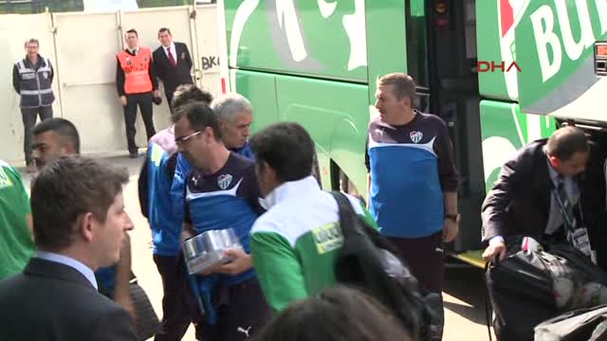 Bursaspor ve Eskişehirspor Takımları Maçın Oynanacağı Bursa Atatürk Stadı\'na Vardı