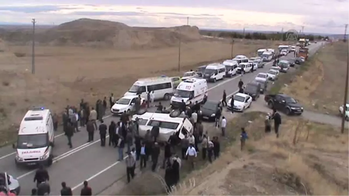 Düğüne Giden Minibüs Devrildi: 1 Ölü, 17 Yaralı