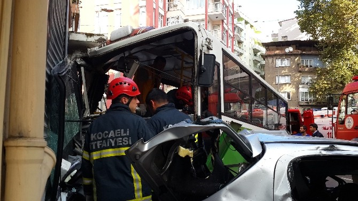 Freni Boşalan Halk Otobüsü Apartmana Girdi