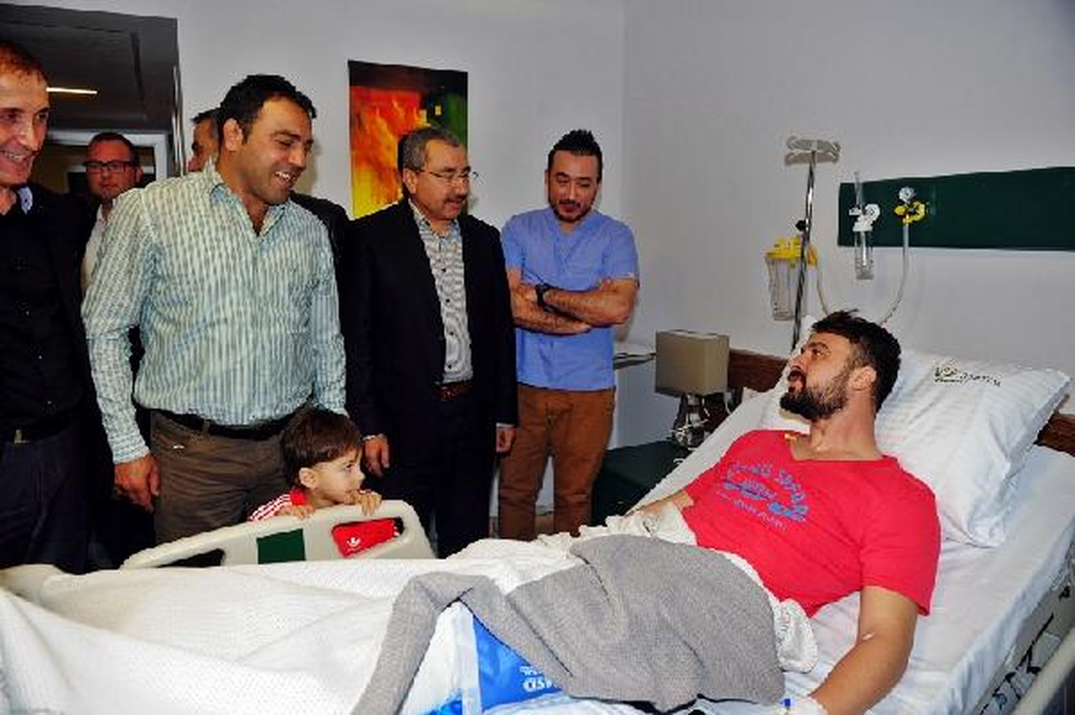 Hamza Yerlikaya, Onur Kıvrak\'ı Hastanede Ziyaret Etti