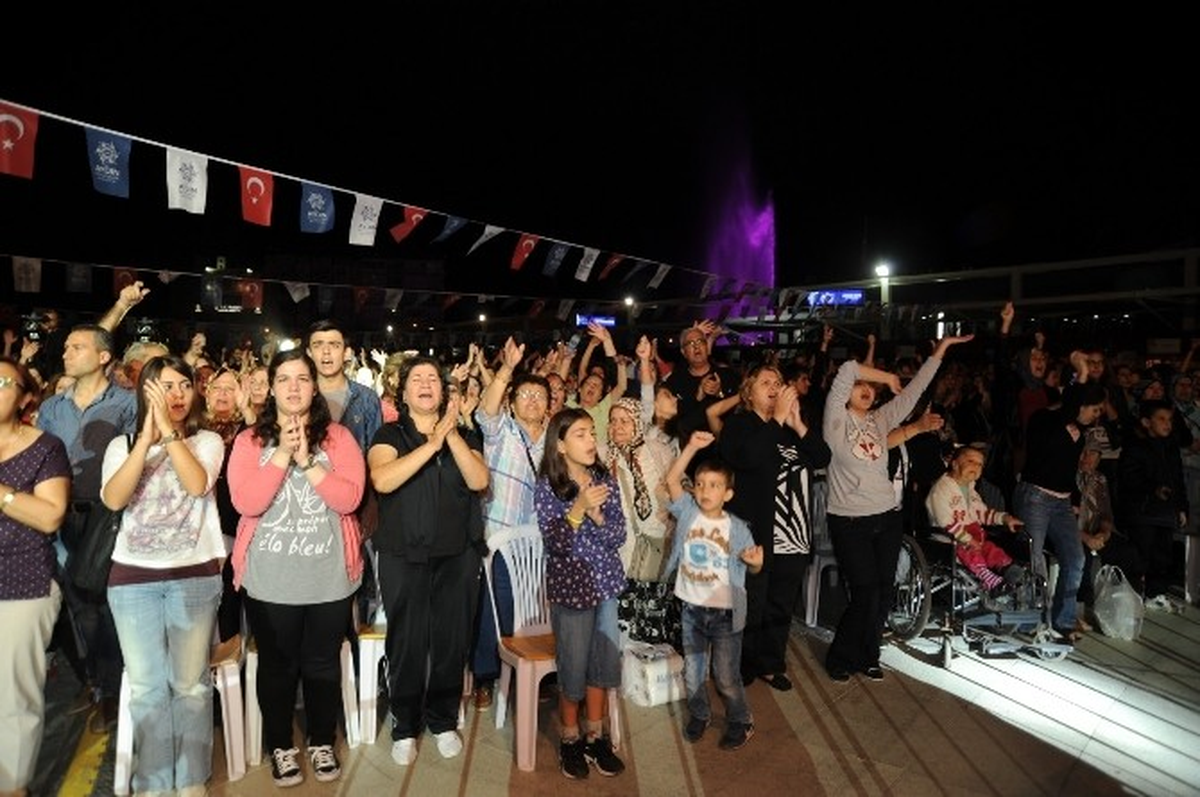Işın Karaca Zeytin Şenliğinde Sahne Aldı